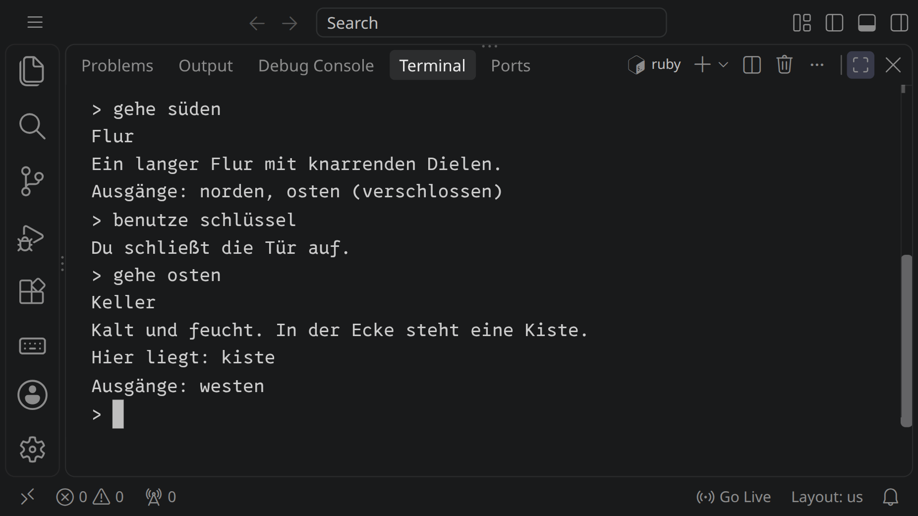 Der Workspace mit dem Terminal in großer Schrift, in dem das Textadventure läuft: Im Flur ist der Ausgang nach Osten verschlossen; nach »benutze schlüssel« antwortet das Spiel »Du schließt die Tür auf.«, und nach »gehe osten« steht die Spielerin im Keller, in dem eine Kiste liegt.