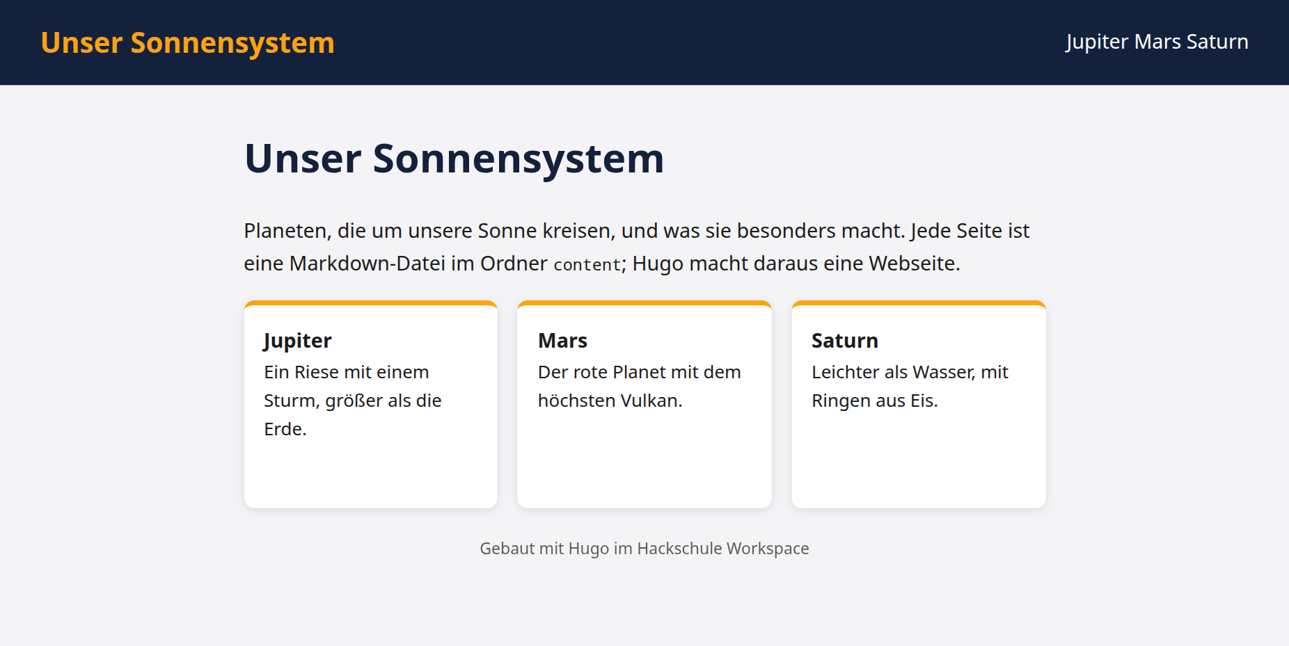 Die Startseite »Unser Sonnensystem« mit nachtblauem Kopf, dem Titel in Orange und der Navigation Jupiter, Mars, Saturn; darunter ein Absatz und drei weiße Karten mit orangem Rand oben, Titel und Beschreibung der Planeten.