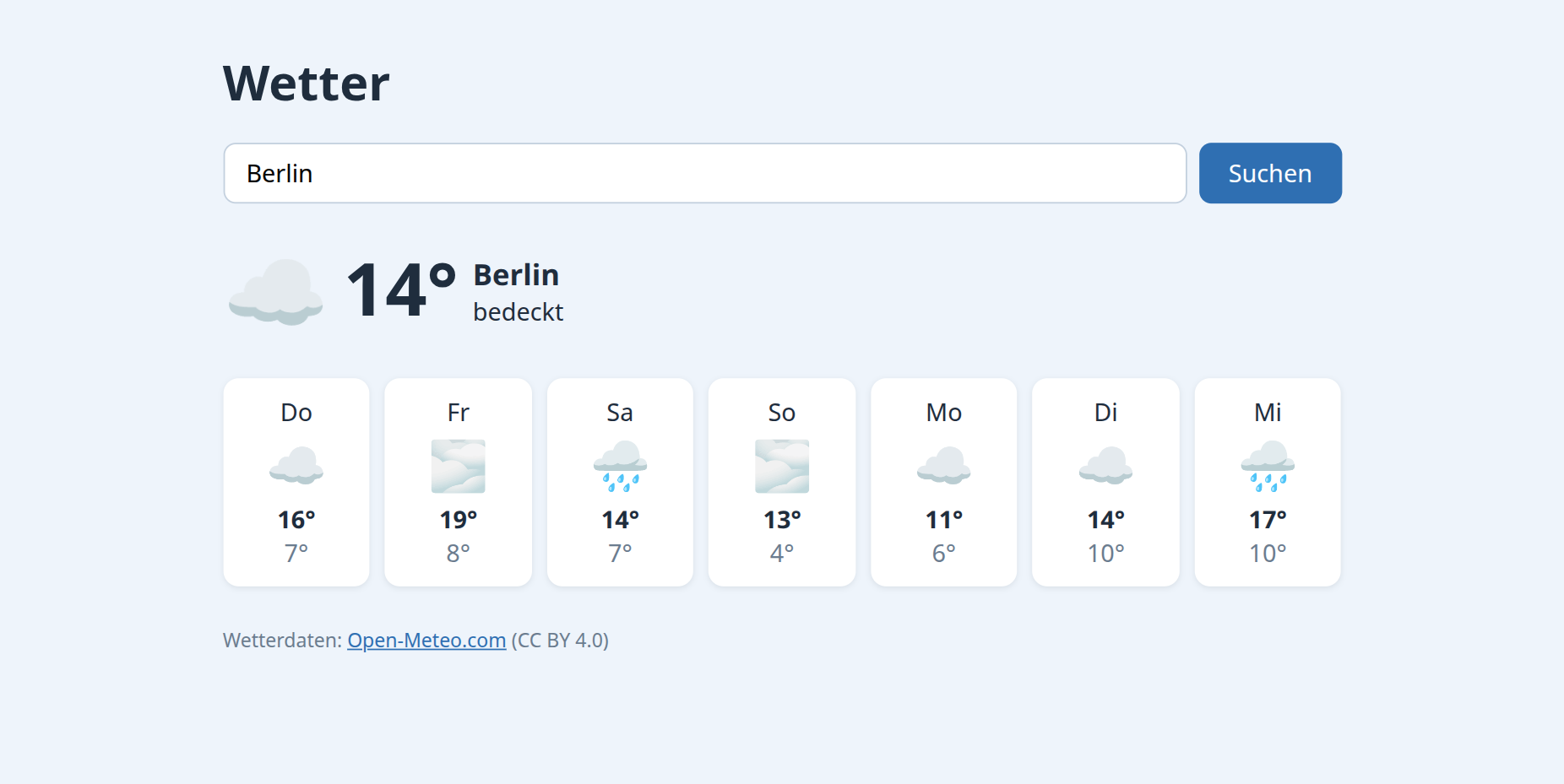 Die Wetterseite: ein Eingabefeld mit Berlin und der Knopf Suchen, darunter das Wetter jetzt mit Symbol und Temperatur, sieben Karten mit Wochentag, Wettersymbol, Höchst- und Tiefsttemperatur und unten die Quelle Open-Meteo.com.
