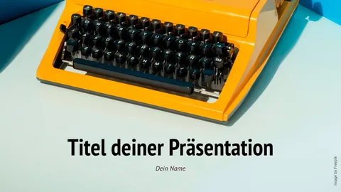 Eine orange Schreibmaschine, darunter der Platzhalter »Titel deiner Präsentation«