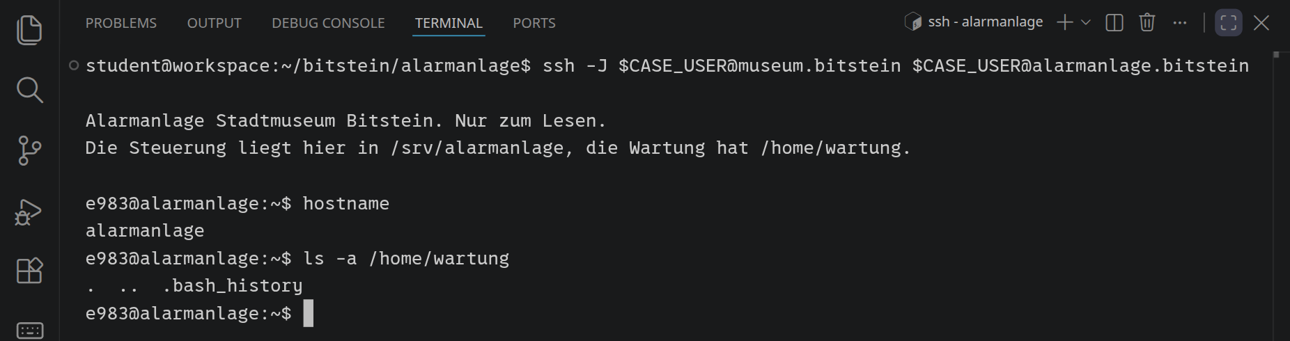 Im Terminal: ssh -J über museum.bitstein zu alarmanlage.bitstein, die Begrüßung der Alarmanlage, hostname gibt alarmanlage aus, und ls -a /home/wartung zeigt die versteckte Datei .bash_history.