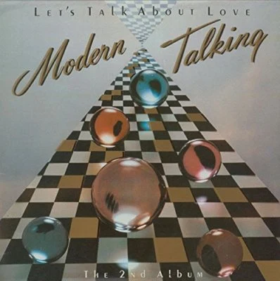 Ein Plattencover: oben in geschwungener Schrift »Modern Talking« und »Let’s Talk About Love«, darunter ein schwarz-weiß-goldenes Schachbrett, das als schmaler Streifen nach hinten in den Himmel läuft, mit sechs glänzenden Kugeln in Blau, Orange und Rosa darauf, unten »The 2nd Album«.