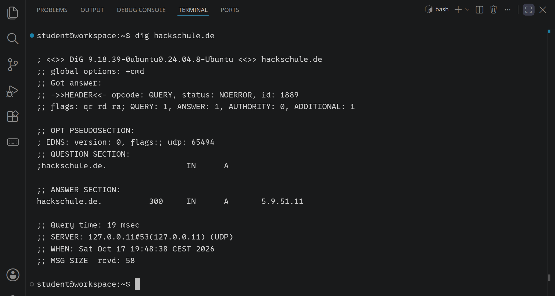 Die Ausgabe von dig hackschule.de: im QUESTION SECTION die Frage nach dem A-Eintrag, im ANSWER SECTION hackschule.de mit seiner TTL und der Adresse 5.9.51.11, darunter Query time, SERVER 127.0.0.11 und die Größe der Antwort.