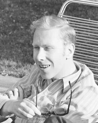 Schwarzweißfoto des jungen Niklaus Wirth: ein lachender Mann mit hellem Haar, zur Seite blickend.