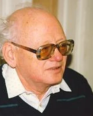 Georgi Adelson-Velski 1980 in Moskau: ein älterer Mann mit getönter Brille und weißem Haar.